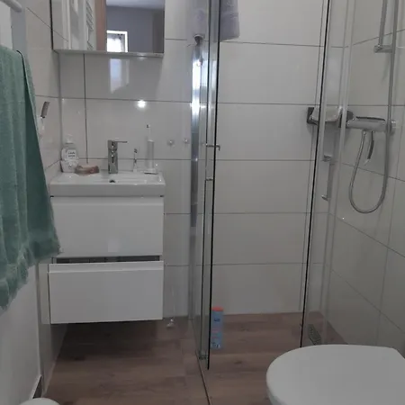 Goscinny Nad Jeziorem Limajno *